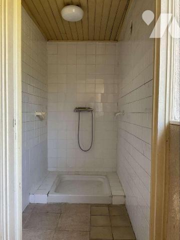 A VENDRE : Maison de ville en pierre avec jardin de 383m², à rénover, comprenant en rez-de-jard...