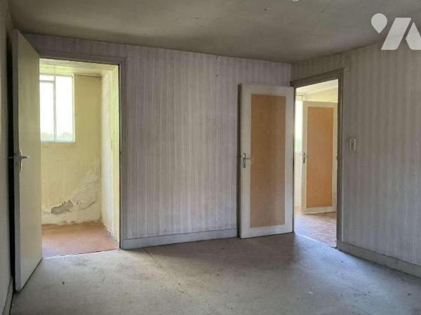 A VENDRE : Maison de ville en pierre avec jardin de 383m², à rénover, comprenant en rez-de-jard...