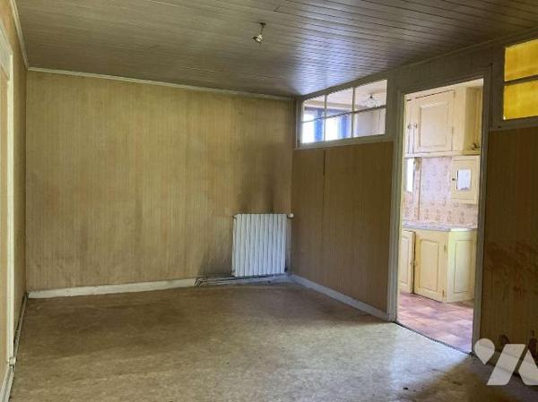 A VENDRE : Maison de ville en pierre avec jardin de 383m², à rénover, comprenant en rez-de-jard...