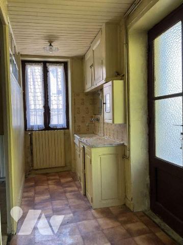 A VENDRE : Maison de ville en pierre avec jardin de 383m², à rénover, comprenant en rez-de-jard...