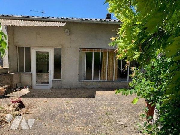 A VENDRE : Maison de ville en pierre avec jardin de 383m², à rénover, comprenant en rez-de-jard...