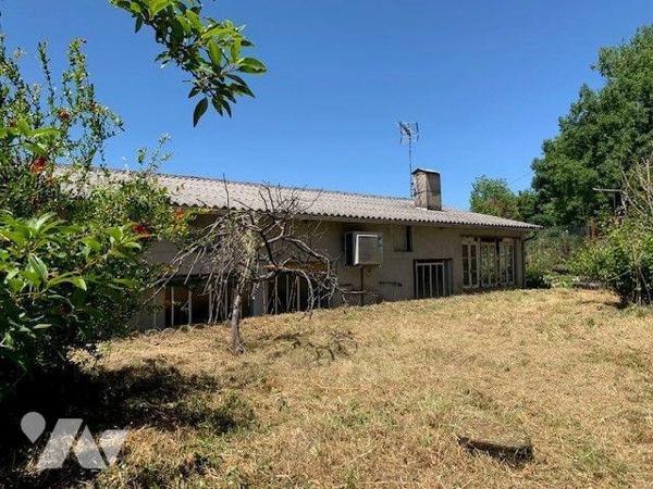 A VENDRE : Maison de ville en pierre avec jardin de 383m², à rénover, comprenant en rez-de-jard...