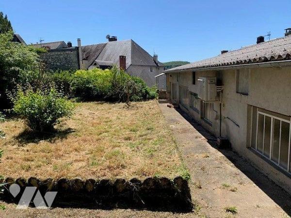 A VENDRE : Maison de ville en pierre avec jardin de 383m², à rénover, comprenant en rez-de-jard...
