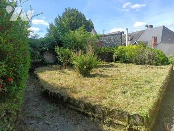 A VENDRE : Maison de ville en pierre avec jardin de 383m², à rénover, comprenant en rez-de-jard...