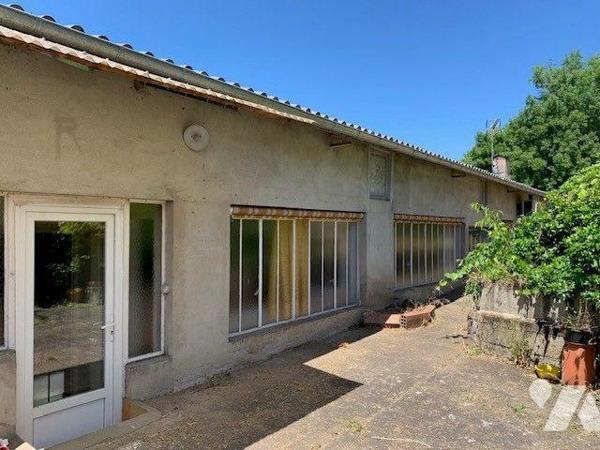 A VENDRE : Maison de ville en pierre avec jardin de 383m², à rénover, comprenant en rez-de-jard...