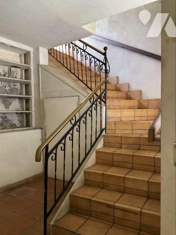 A VENDRE : Maison de ville en pierre avec jardin de 383m², à rénover, comprenant en rez-de-jard...