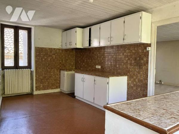 A VENDRE : Maison de ville en pierre avec jardin de 383m², à rénover, comprenant en rez-de-jard...