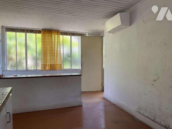 A VENDRE : Maison de ville en pierre avec jardin de 383m², à rénover, comprenant en rez-de-jard...