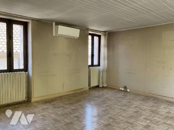 A VENDRE : Maison de ville en pierre avec jardin de 383m², à rénover, comprenant en rez-de-jard...