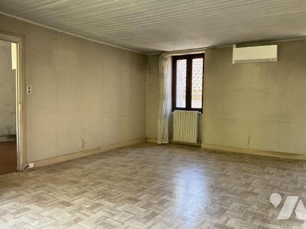 A VENDRE : Maison de ville en pierre avec jardin de 383m², à rénover, comprenant en rez-de-jard...