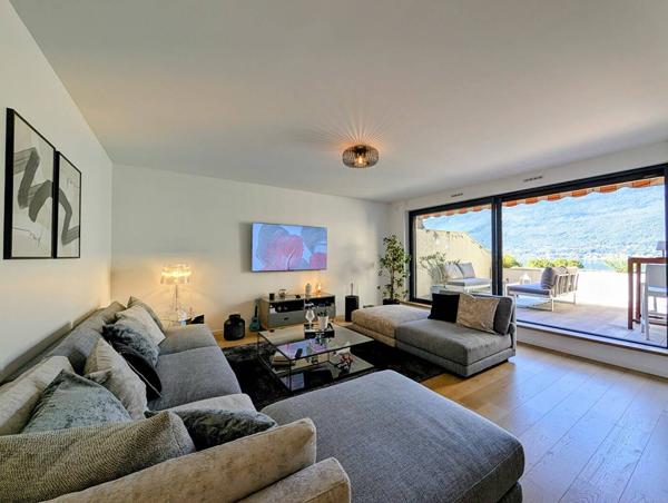 Appartement T4 rénové avec vue exceptionnelle sur le lac