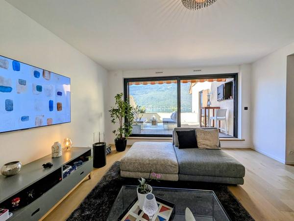 Appartement T4 rénové avec vue exceptionnelle sur le lac