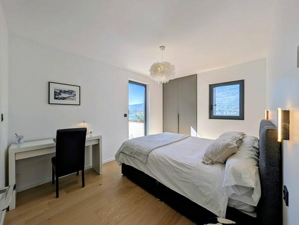 Appartement T4 rénové avec vue exceptionnelle sur le lac
