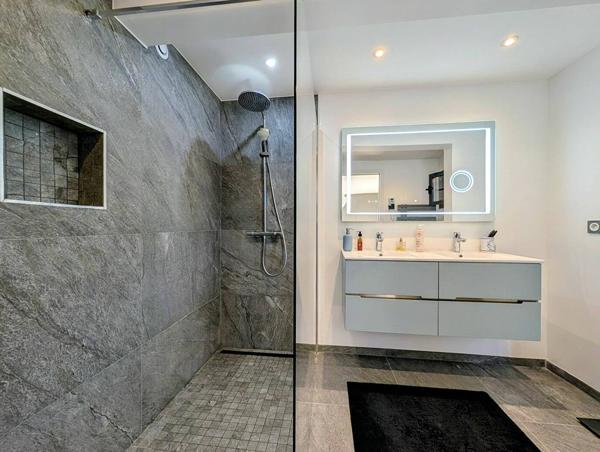 Appartement T4 rénové avec vue exceptionnelle sur le lac