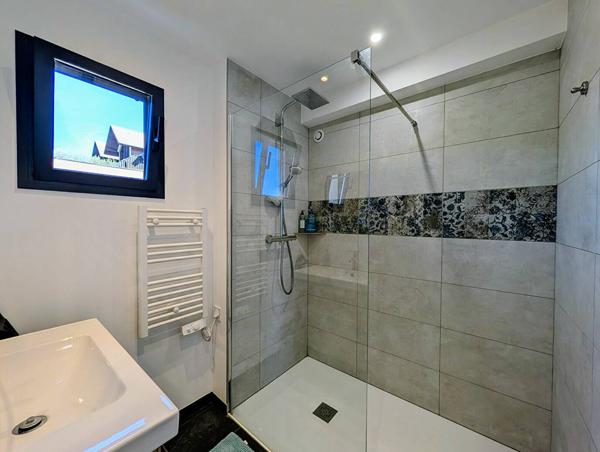 Appartement T4 rénové avec vue exceptionnelle sur le lac