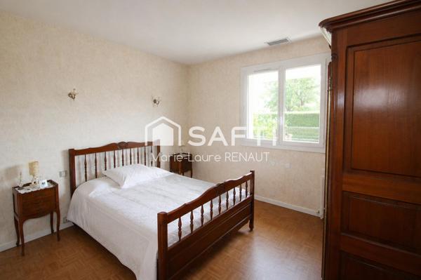 Maison de plain-pied 95m² - DPE B - Terrain env. 2500m² - Garages et dépendances - 3 chambres