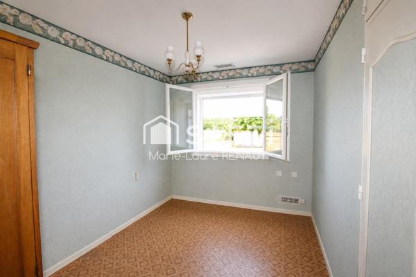 Maison de plain-pied 95m² - DPE B - Terrain env. 2500m² - Garages et dépendances - 3 chambres