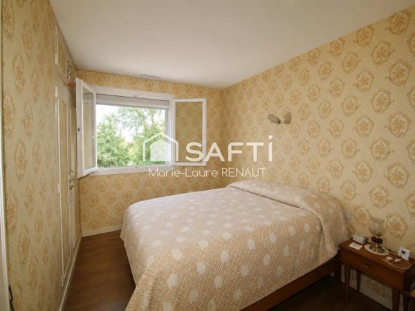 Maison de plain-pied 95m² - DPE B - Terrain env. 2500m² - Garages et dépendances - 3 chambres