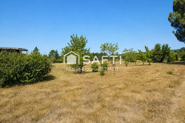 Maison de plain-pied 95m² - DPE B - Terrain env. 2500m² - Garages et dépendances - 3 chambres