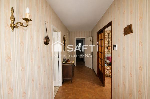 Maison de plain-pied 95m² - DPE B - Terrain env. 2500m² - Garages et dépendances - 3 chambres