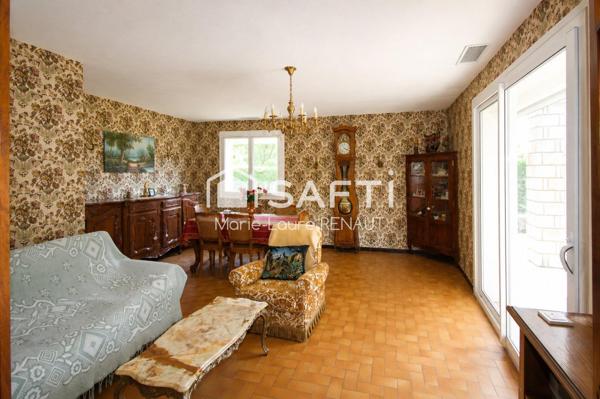 Maison de plain-pied 95m² - DPE B - Terrain env. 2500m² - Garages et dépendances - 3 chambres