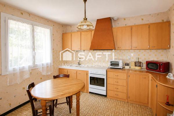 Maison de plain-pied 95m² - DPE B - Terrain env. 2500m² - Garages et dépendances - 3 chambres