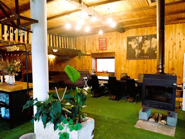 Brie-sous-Matha (17160) Maison en pierre atypique de 220 m² – Esprit chalet – Terrain 3 250 m² – Brie-sous-Matha