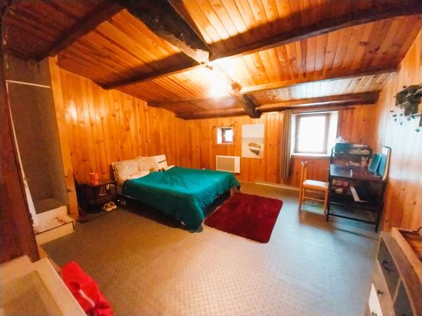 Brie-sous-Matha (17160) Maison en pierre atypique de 220 m² – Esprit chalet – Terrain 3 250 m² – Brie-sous-Matha