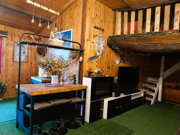 Brie-sous-Matha (17160) Maison en pierre atypique de 220 m² – Esprit chalet – Terrain 3 250 m² – Brie-sous-Matha