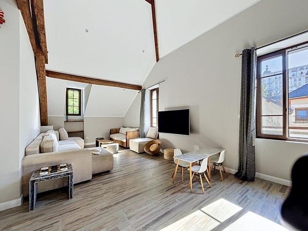 Appartement 5 pièces de 149 m2 ( au sol ) de prestige entièrement rénové - Centre-ville - Aix-Les-Bains