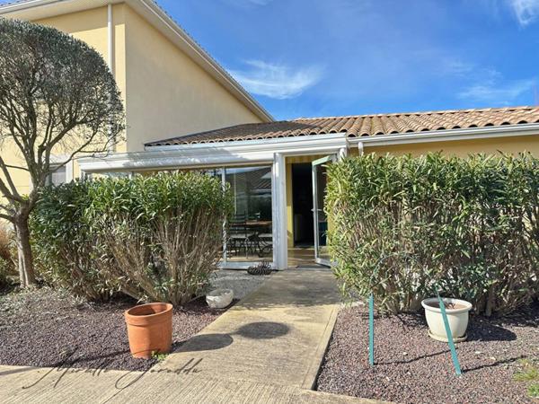 A VENDRE VILLA  Jonquieres Saint Vincent 4 piéces de 124m² avec véranda, parking et terrasse