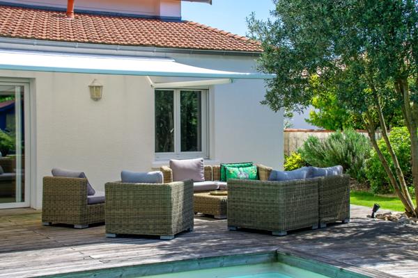 ROYAN - MAISON ANNÉES 30 AVEC PISCINE ET JARDIN PAYSAGÉ, PROCHE COMMERCES ET PLAGES