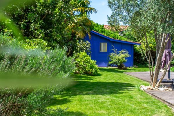 ROYAN - MAISON ANNÉES 30 AVEC PISCINE ET JARDIN PAYSAGÉ, PROCHE COMMERCES ET PLAGES