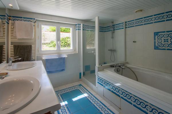 ROYAN - MAISON ANNÉES 30 AVEC PISCINE ET JARDIN PAYSAGÉ, PROCHE COMMERCES ET PLAGES
