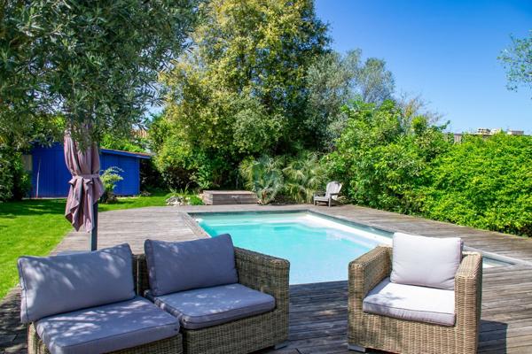 ROYAN - MAISON ANNÉES 30 AVEC PISCINE ET JARDIN PAYSAGÉ, PROCHE COMMERCES ET PLAGES