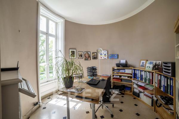 Château et dépendances en parfait état sur 25 ha