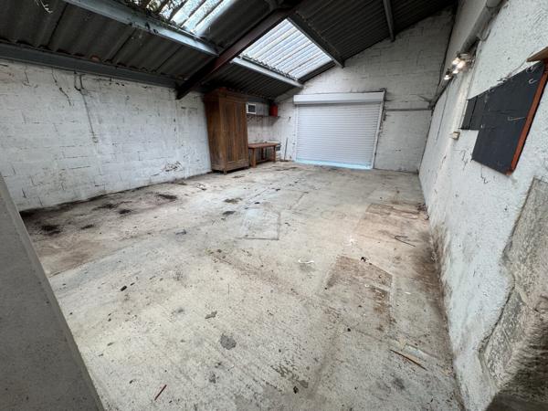 Maison en pierre avec dépendance et terrain