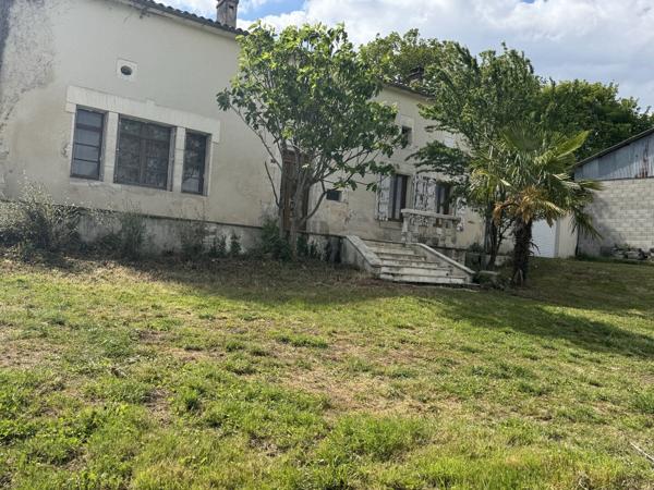 Maison en pierre avec dépendance et terrain