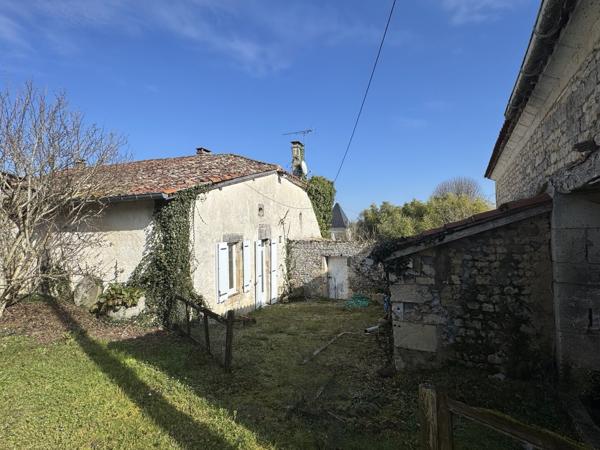 Maison en pierre avec dépendance et terrain