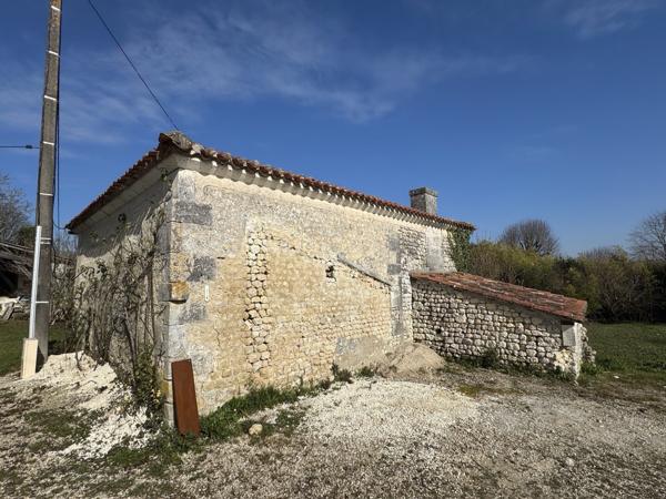 Maison en pierre avec dépendance et terrain