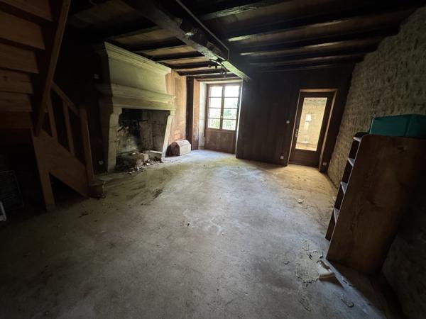 Maison en pierre avec dépendance et terrain