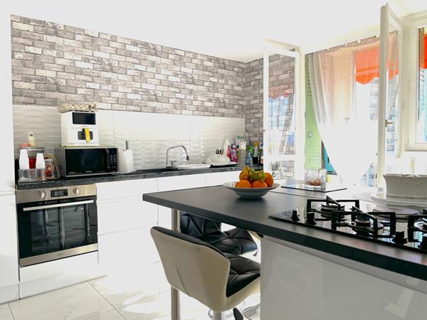 SAINT-JOSEPH - 13015 Appartement T3/4 avec deux balcons - Lumineux - stationnement libre