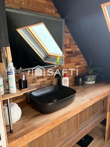 maison décorée avec soin  on pose les meubles