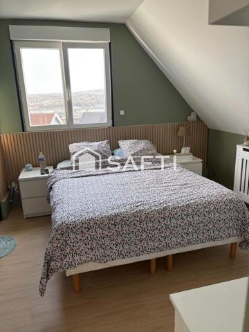 maison décorée avec soin  on pose les meubles