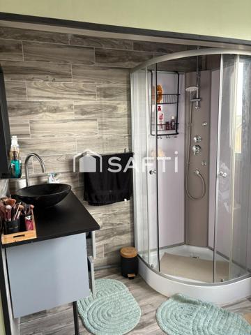 maison décorée avec soin  on pose les meubles