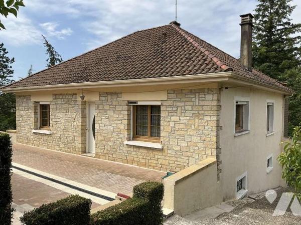 Grande maison avec 2 logements séparés dans GOURDON (Lot-46), proche commerces, en très bon éta...