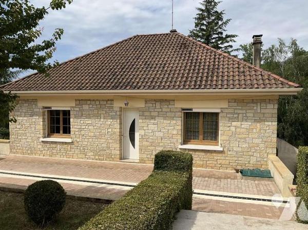 Grande maison avec 2 logements séparés dans GOURDON (Lot-46), proche commerces, en très bon éta...