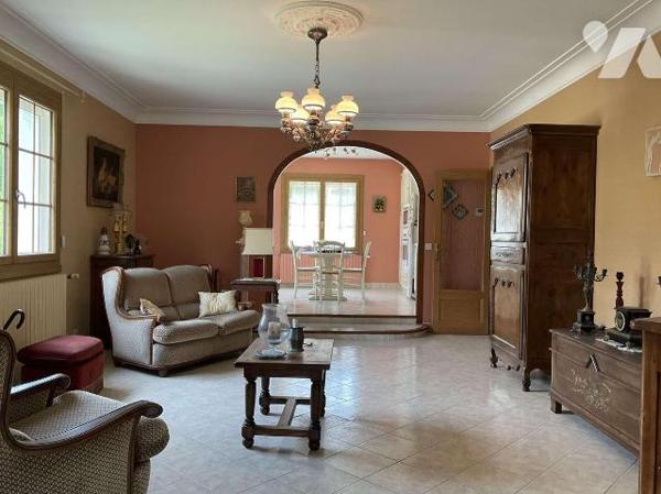 Grande maison avec 2 logements séparés dans GOURDON (Lot-46), proche commerces, en très bon éta...
