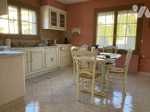 Grande maison avec 2 logements séparés dans GOURDON (Lot-46), proche commerces, en très bon éta...