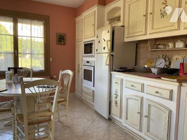 Grande maison avec 2 logements séparés dans GOURDON (Lot-46), proche commerces, en très bon éta...